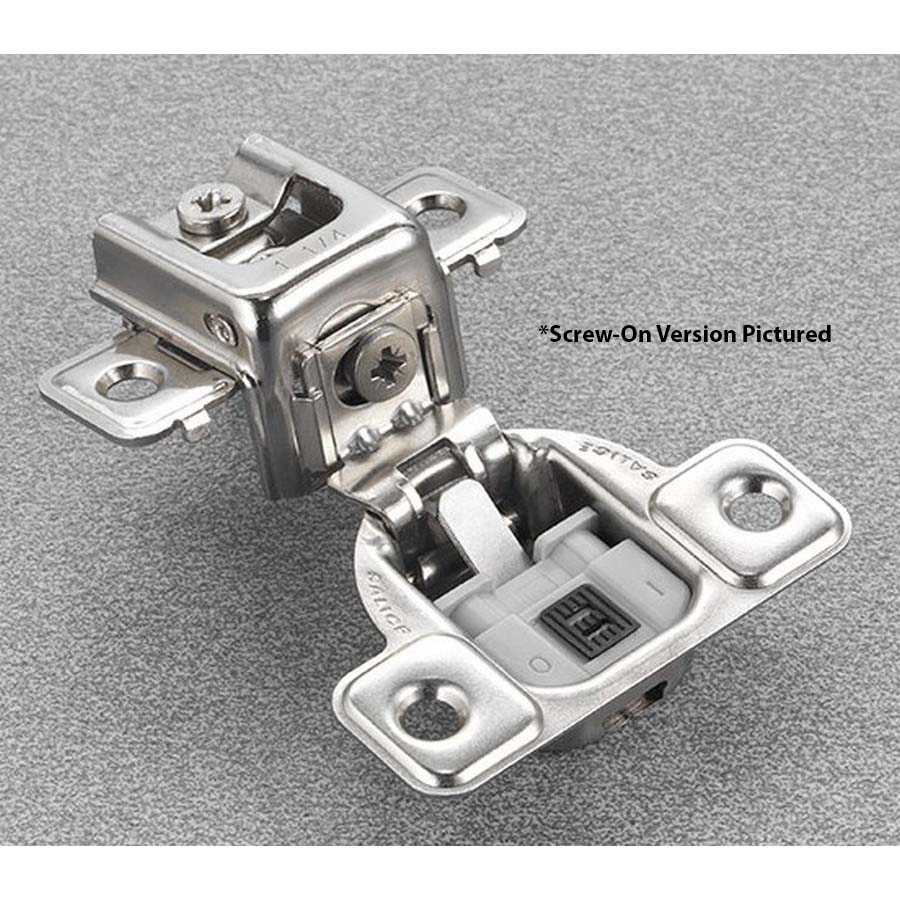 What type of closing mechanism does the hinge have?